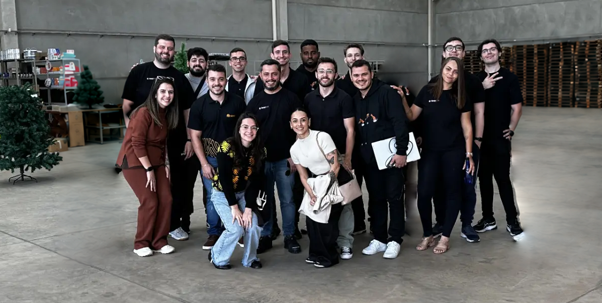 Equipe Foxy junto ao time da LuvinCo no galpão de operação de e-commerce