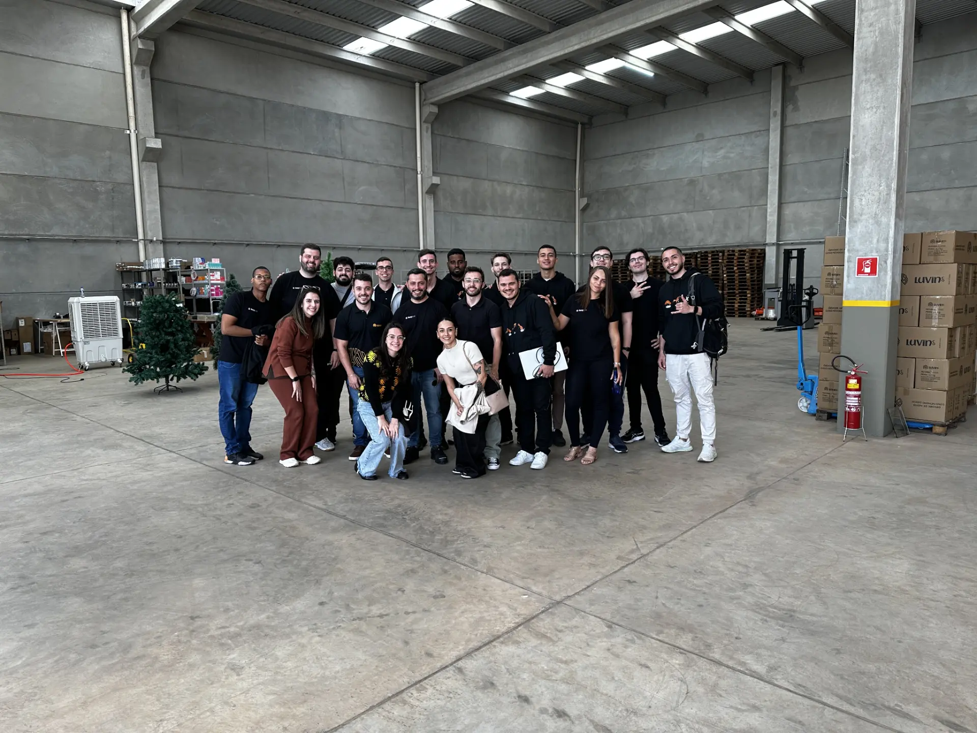 Time Foxy e LuvinCo no galpão de operação do e-commerce